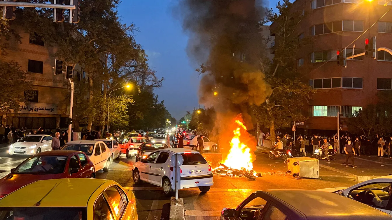 Протестите в Иран: Съдът в Техерен за първи път осъди на смърт протестиращ 