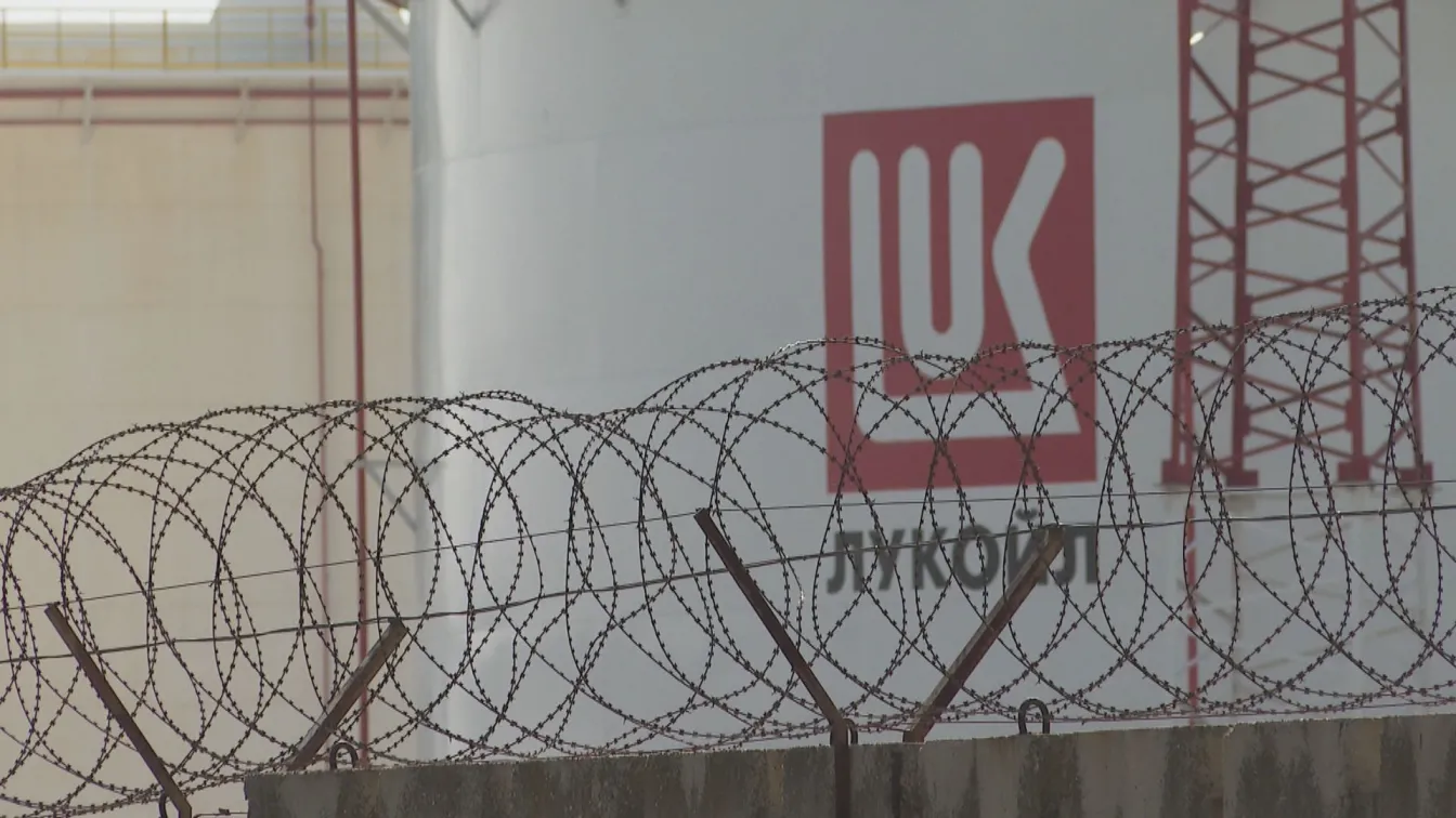 „Лукойл“ планира да продаде „Нефтохим Бургас“, чакат подписа на Путин
