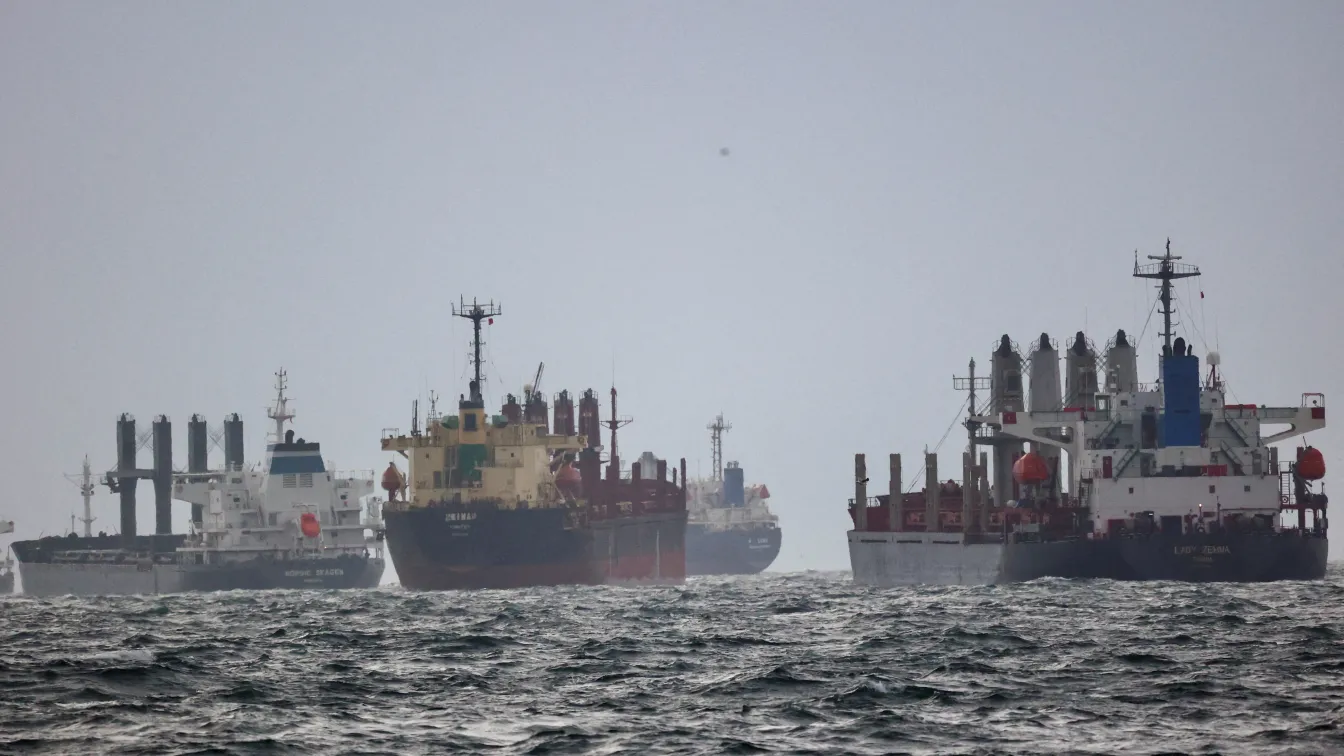 Русия удари цивилен кораб в Черно море (СНИМКА)