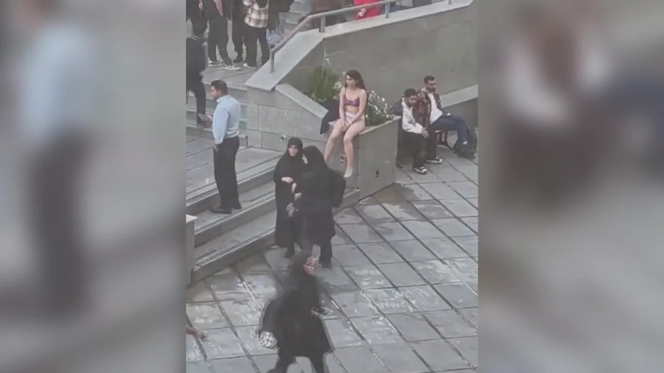 Студентка се съблече в университет в Техеран в знак на протест (ВИДЕО)
