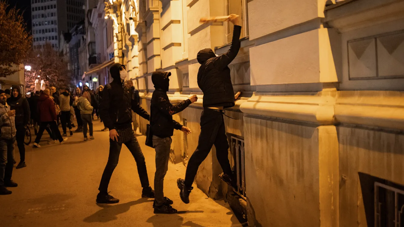 След смъртта на 14 души при инцидент: Хиляди на протест в Сърбия, искат наказания