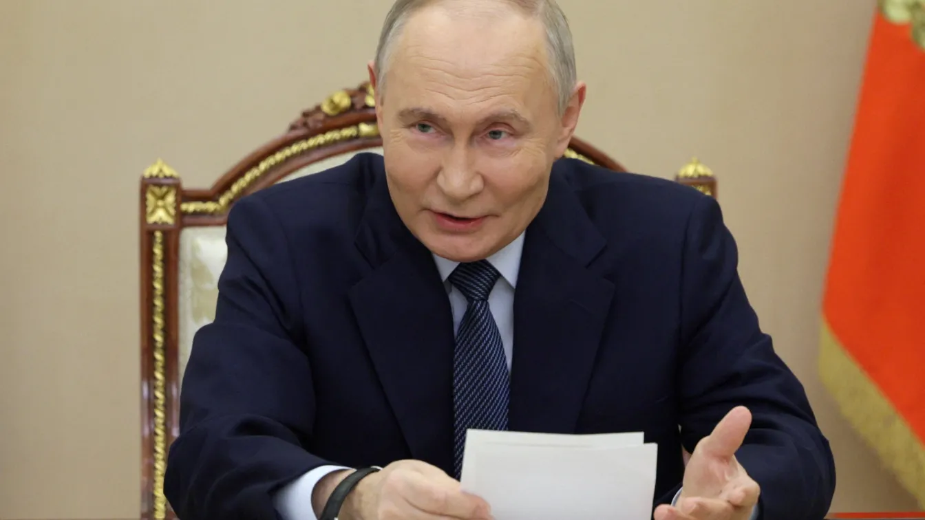 Владимир Путин подари „Прозорец към Изтока“ на сръбския режисьор Емир Кустурица