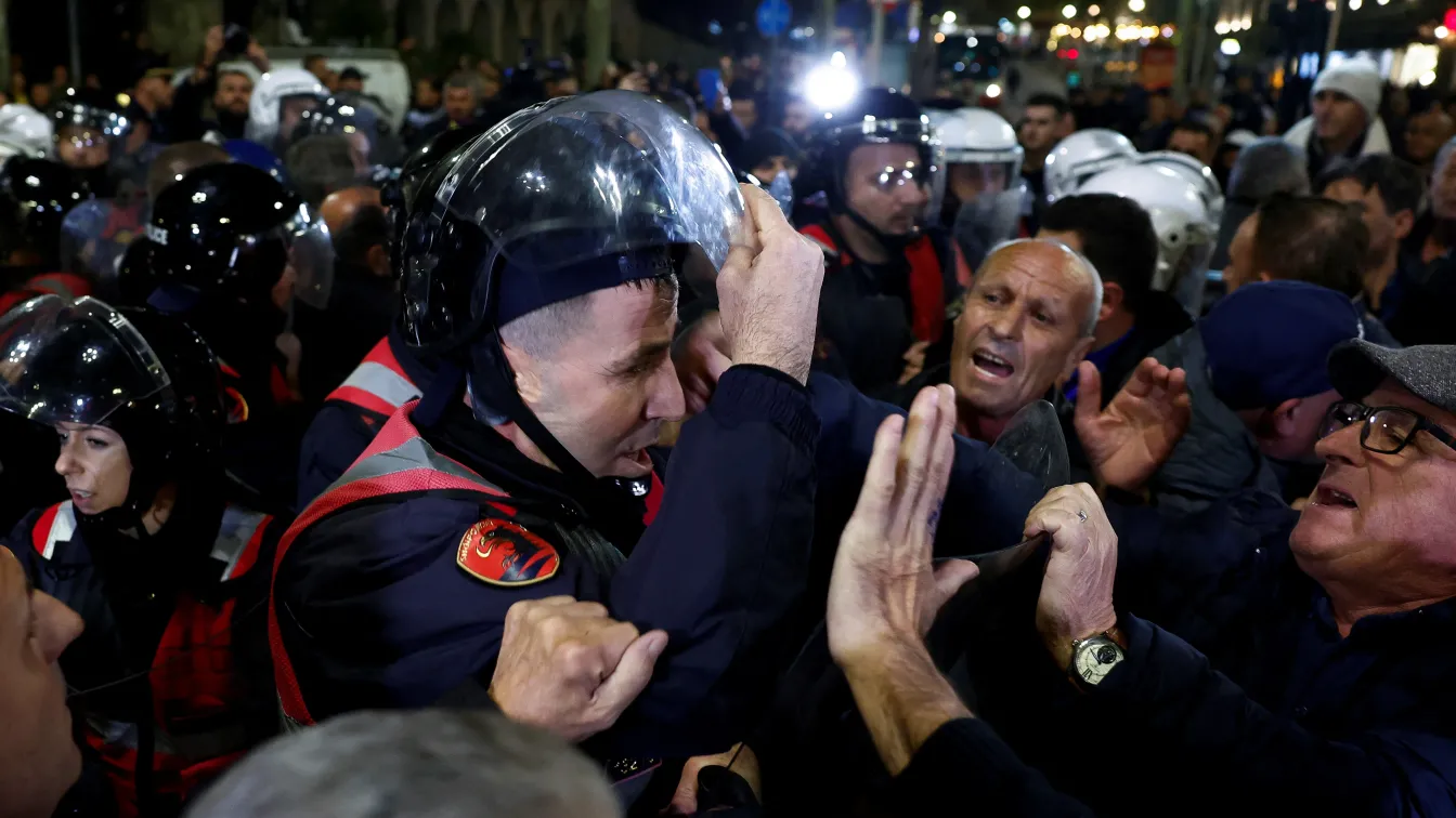 Протести и безредици в Албания, полицията използва водни оръдия (ВИДЕО)