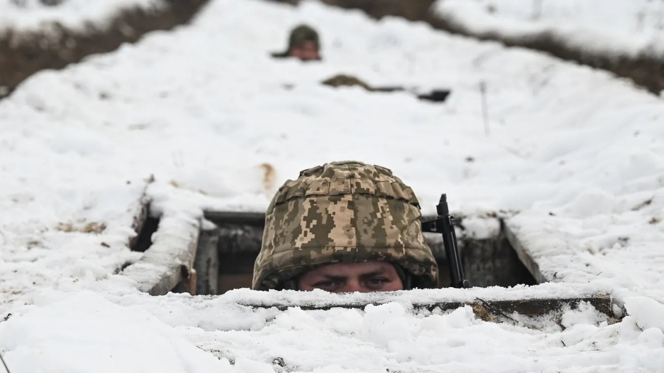 Спасители изгребват торфено блато, за да стигнат до американските войници, изчезнали в Литва