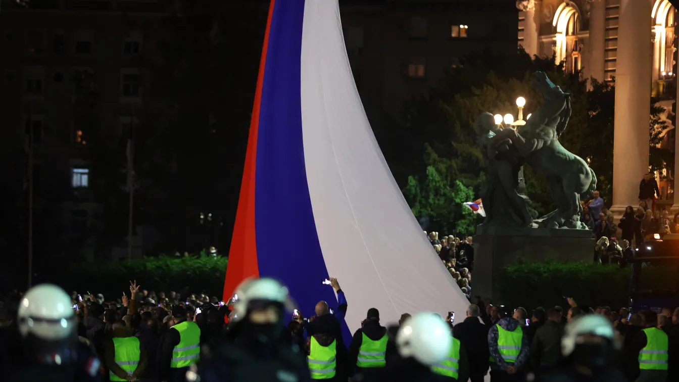 Хиляди отново излязоха на антиправителствен процес в Сърбия
