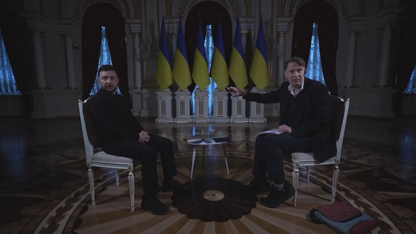 „Това са нормалните ни ежедневни условия“: Осветлението угасна, докато интервюират Зеленски в Киев (ВИДЕО)