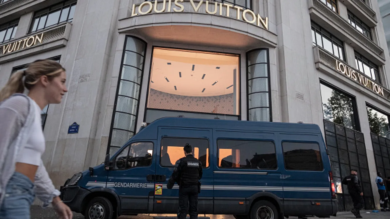 Автомобил се врязва в магазин на Louis Vuitton в Рим, трима маскирани го ограбват