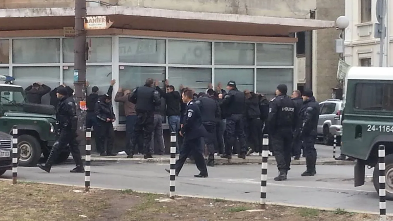 Група фенове на Динамо (Загреб) показно арестувани в София (СНИМКИ и ВИДЕО)