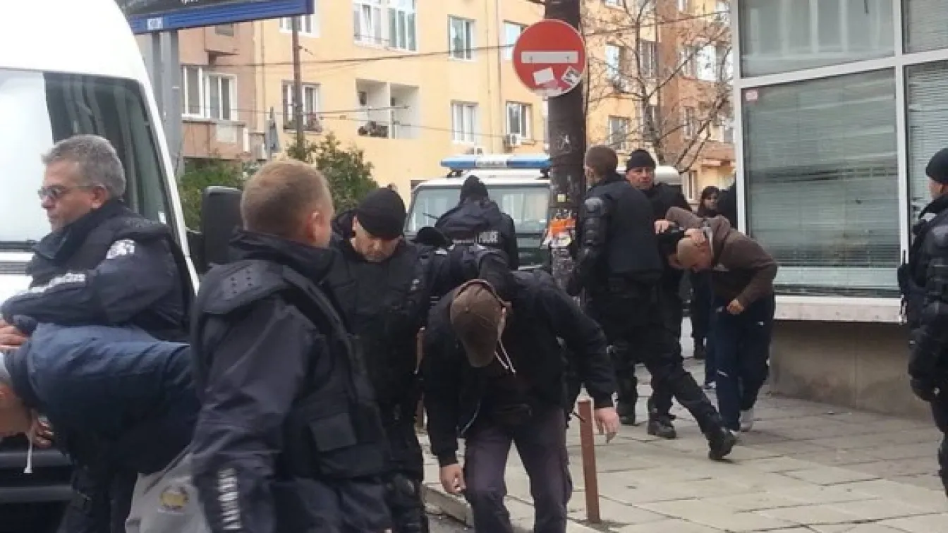 Арестуваха фенове на Динамо в центъра на София