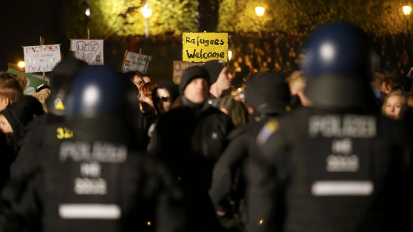 Полицията в Германия разпръсна протестиращи с водно оръдие