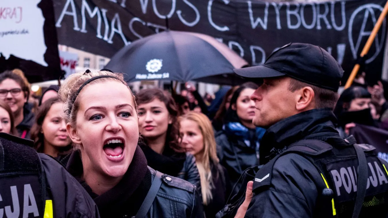 Десетки хиляди жени в Полша протестираха срещу проект за пълна забрана на абортите