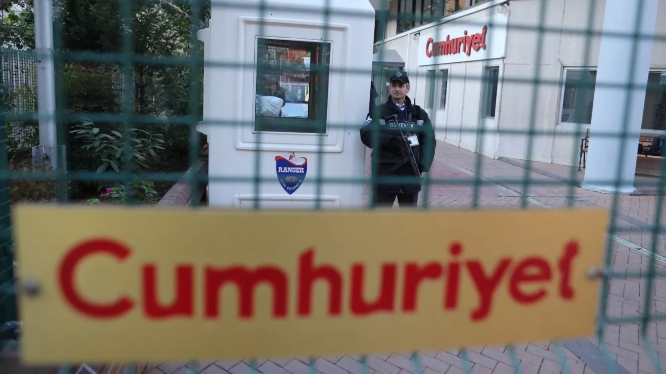 19 души от най-големия турски вестник с обвинение, че помагали на терористи