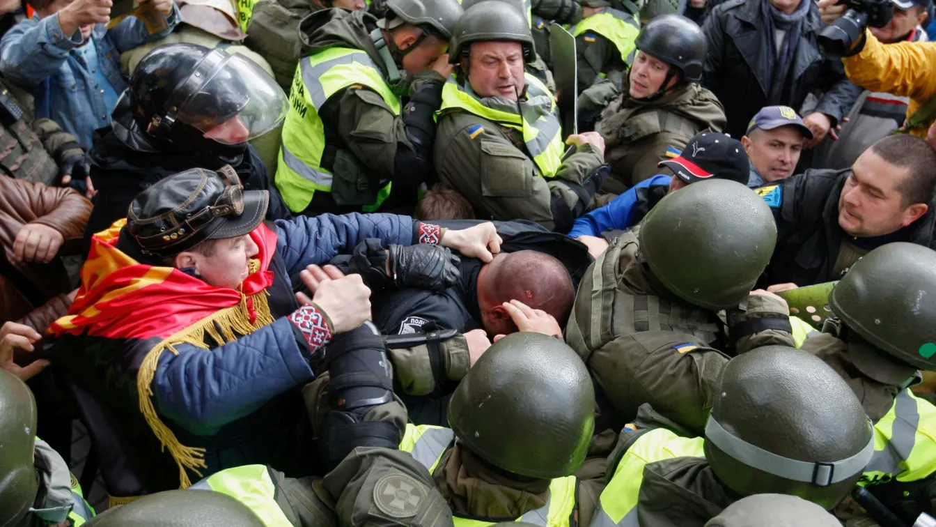 Сблъсъци между полиция и протестиращи срещу корупцията в Киев 