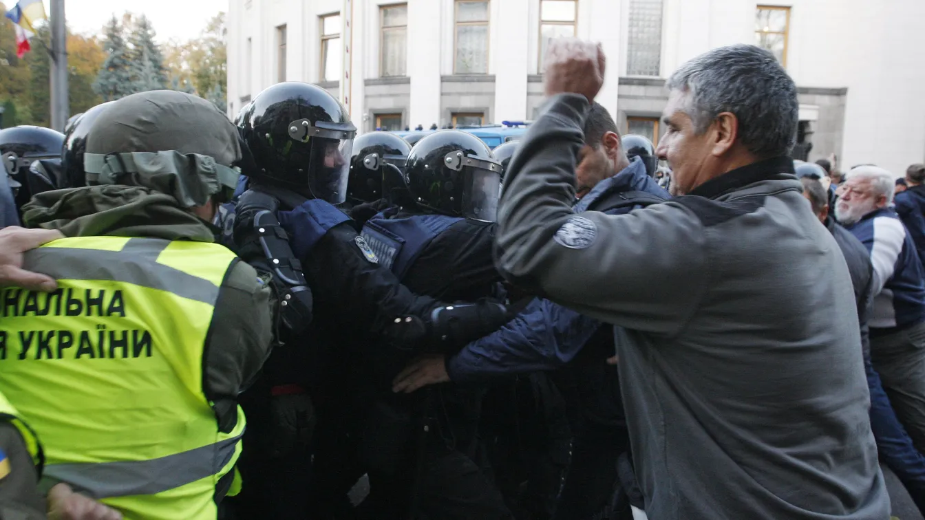 Протестите срещу управляващите в Киев не стихват, стигна се до нови сблъсъци  