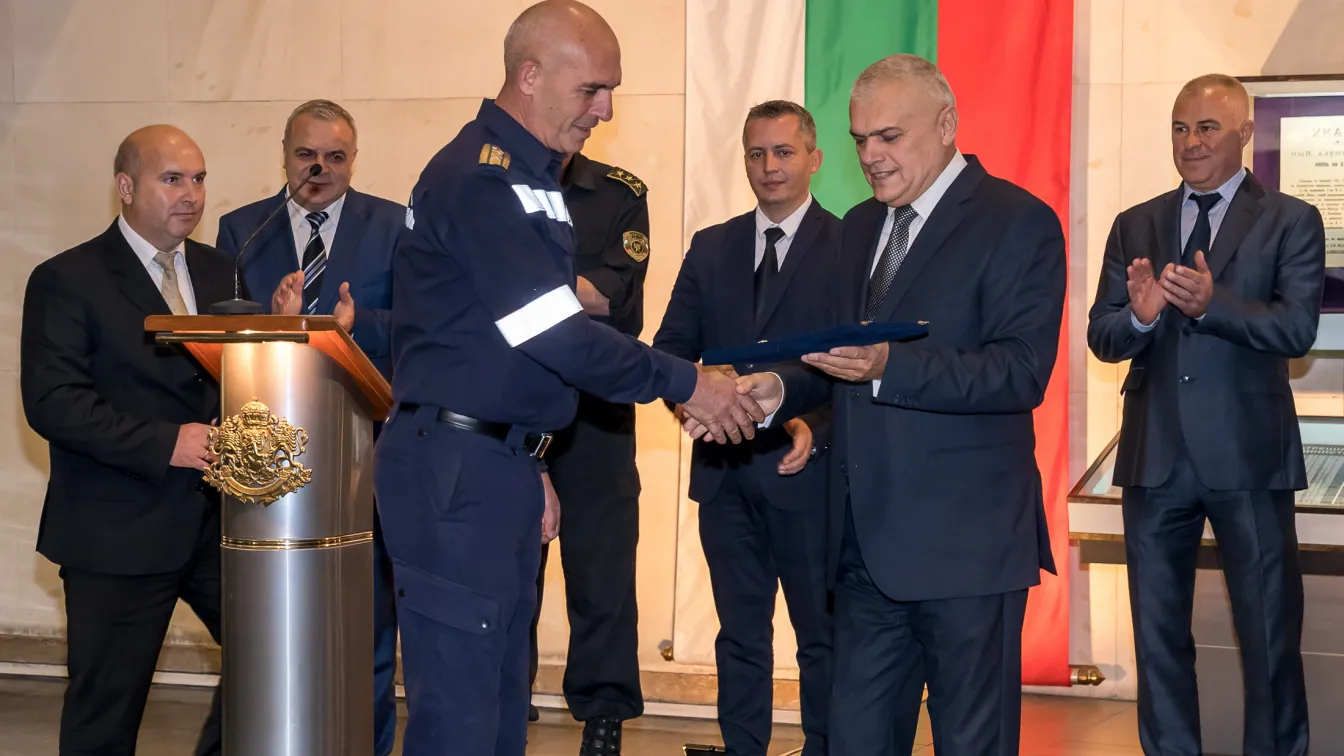 Наградиха огнеборците, участвали в гасенето на големия пожар в Пирин