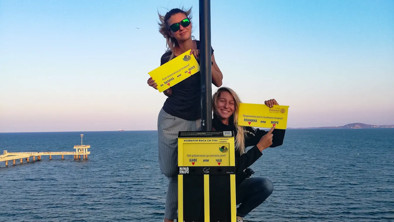 Атрактивни еко инсталации прочистват Морската градина в Бургас от цигарените фасове 