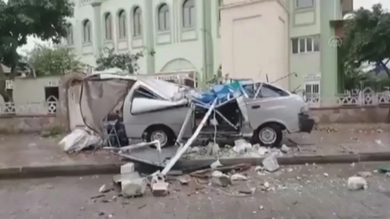 Минаре падна върху автомобил при силна буря в Турция