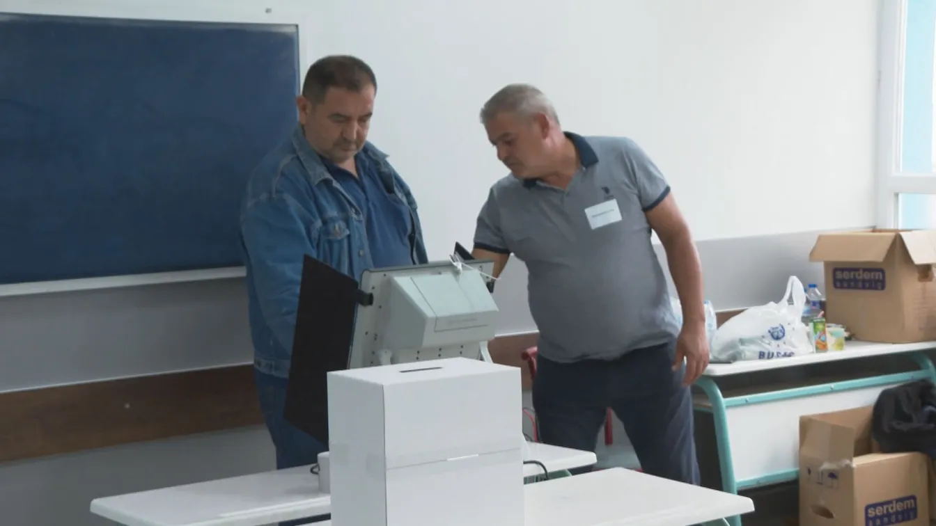 Вотът в Турция: Екип на bTV видя как членове на комисии помагат на хората да гласуват