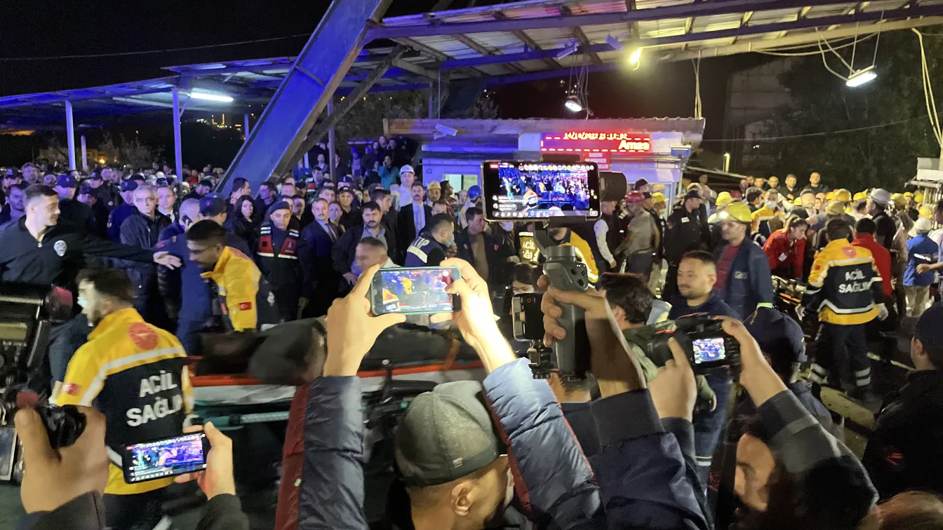 Най-малко 28 души загинаха, а десетки остават под земята след взрив в турска мина