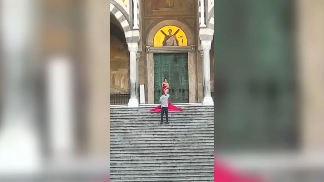 За фотосесия: Туристка позира гола на стълбите на италианска катедрала (ВИДЕО)