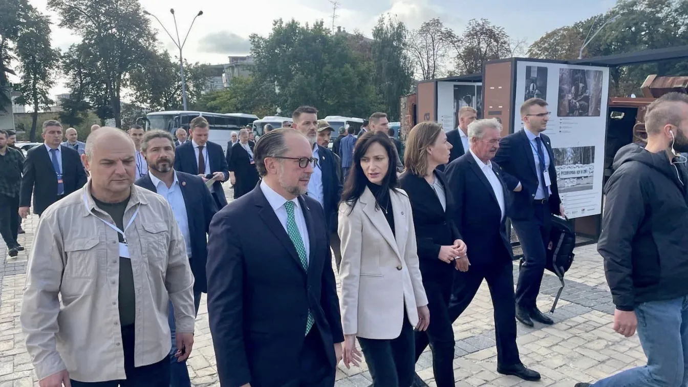 Мария Габриел пристигна в Киев за срещата на външните министри на ЕС (СНИМКИ)