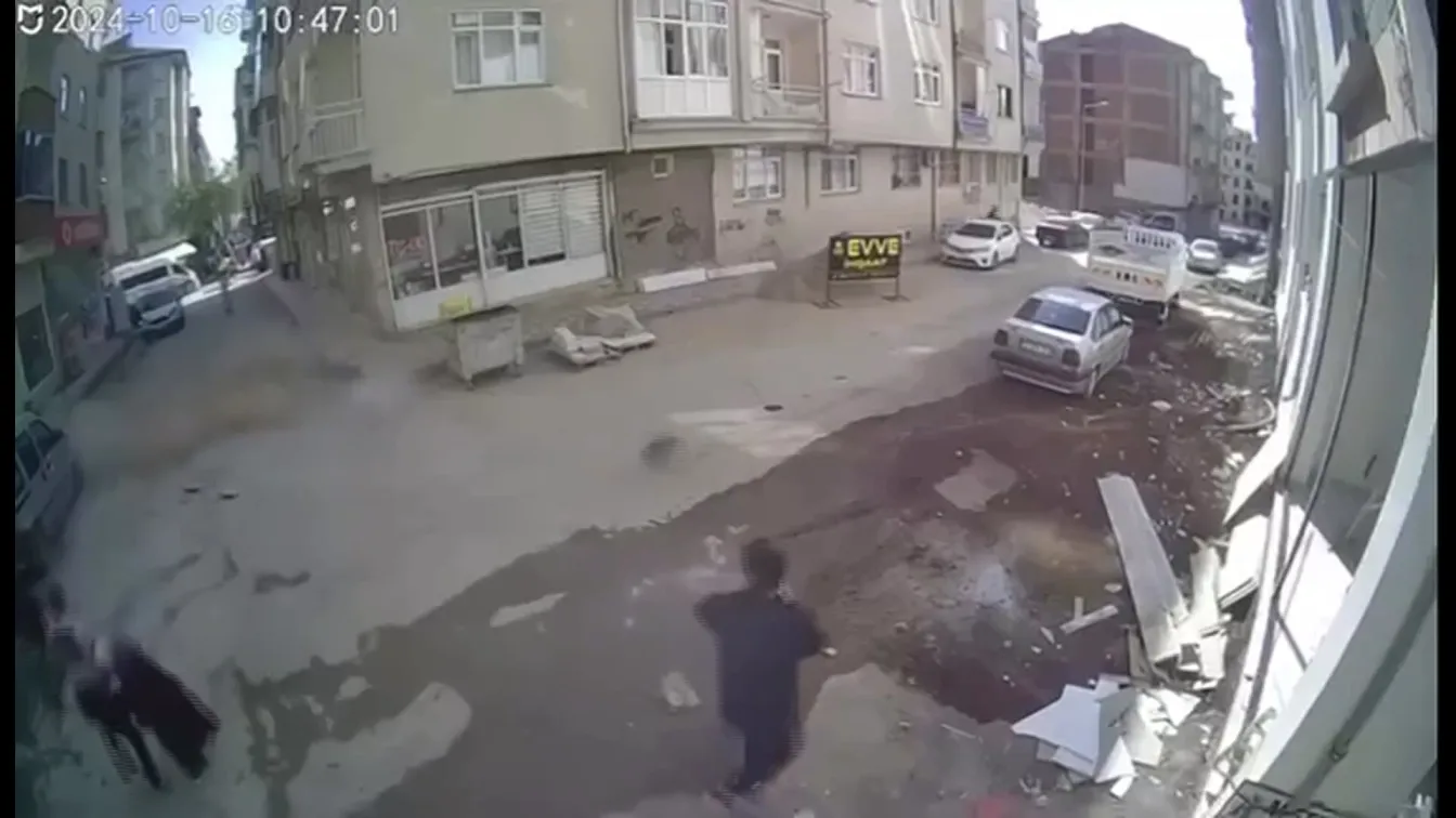 Падащи мазилки, напукани сгради: Щети и ранени след новото силно земетресение в Турция (ВИДЕО)