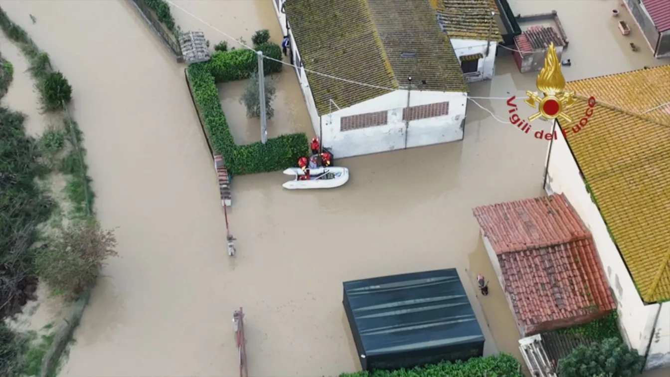 Домове и коли са под вода в Италия, 3000 души са евакуирани