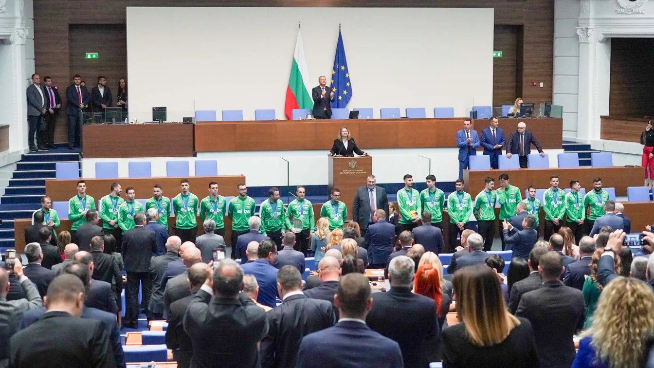 И депутатите аплодираха волейболните ни герои (ВИДЕО)