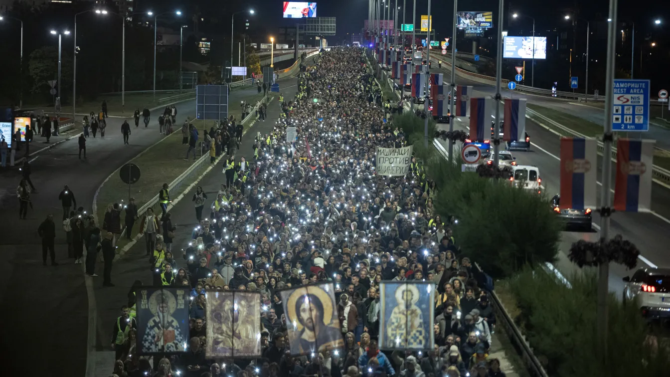 Хиляди протестиращи в Сърбия отбелязаха 11 месеца от трагедията в Нови Сад с мълчание и светещи телефони (ВИДЕО)