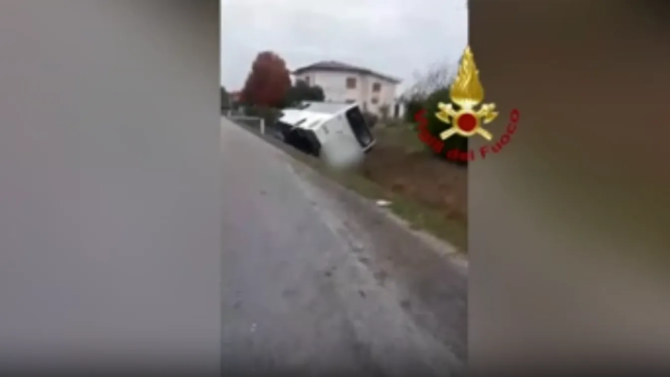 85-годишен шофьор се вряза с джипа си в автобус, пълен с ученици 