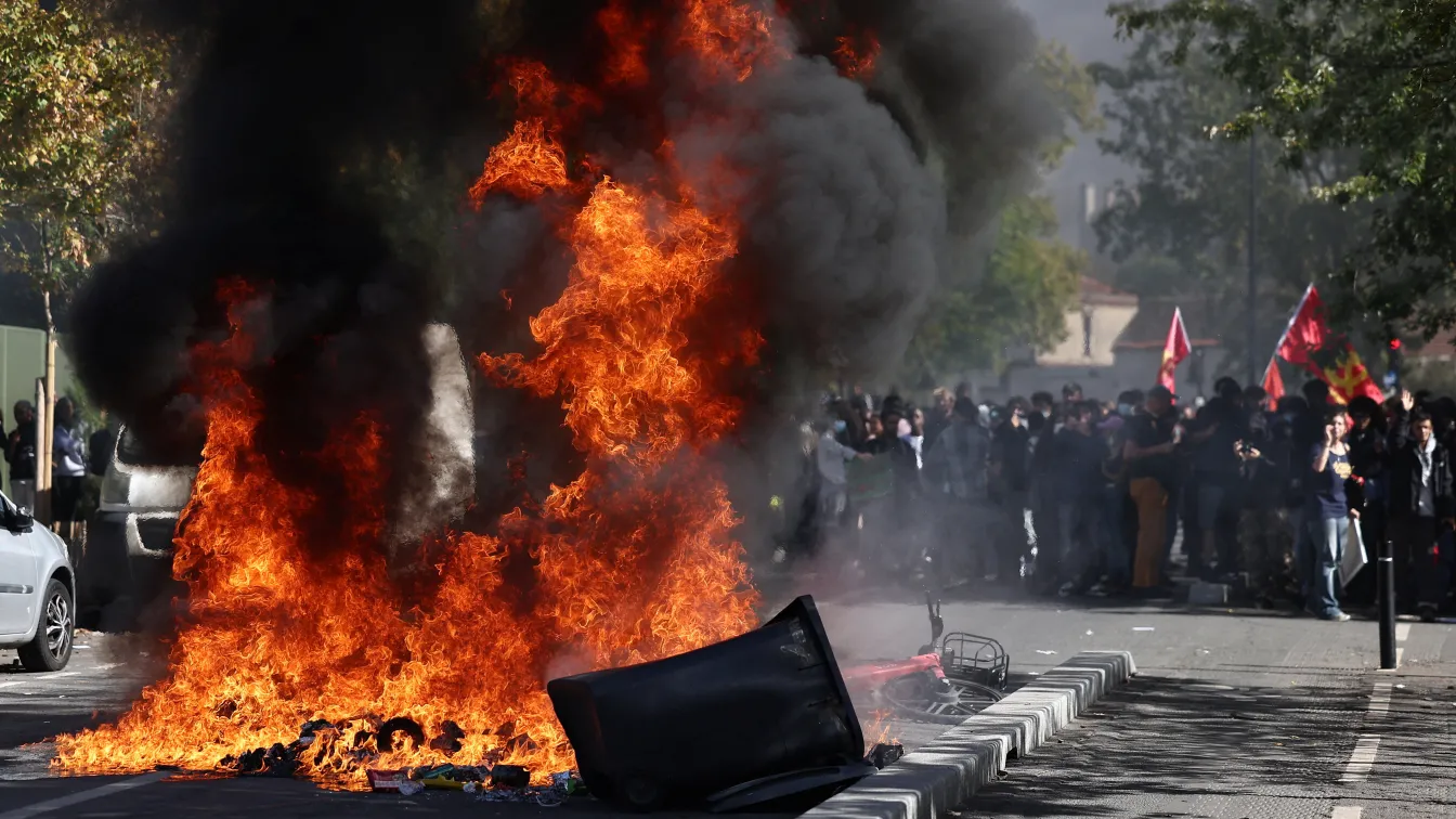 Палежи и сблъсъци във Франция: Стават ли протестите на учениците политически?