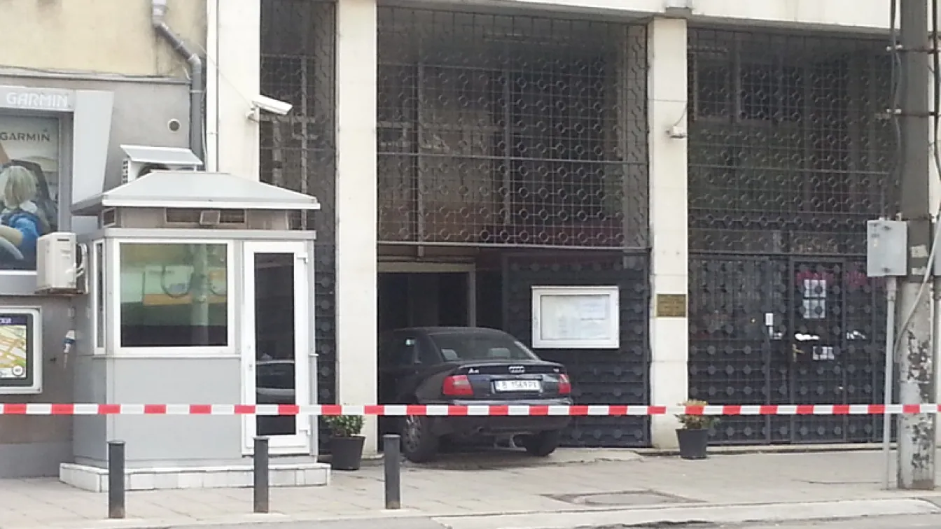 Кола се заби в сградата на посолството на Турция в София
