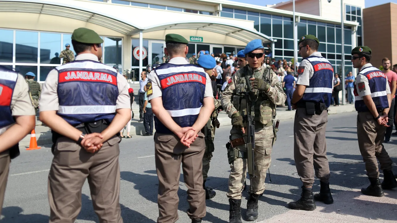 Турската полиция задържа 15 адвокати, заподозрени в тероризъм 