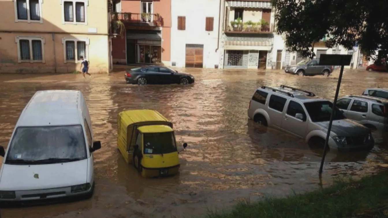 Стотици домове са под вода след потоп в Северна Италия