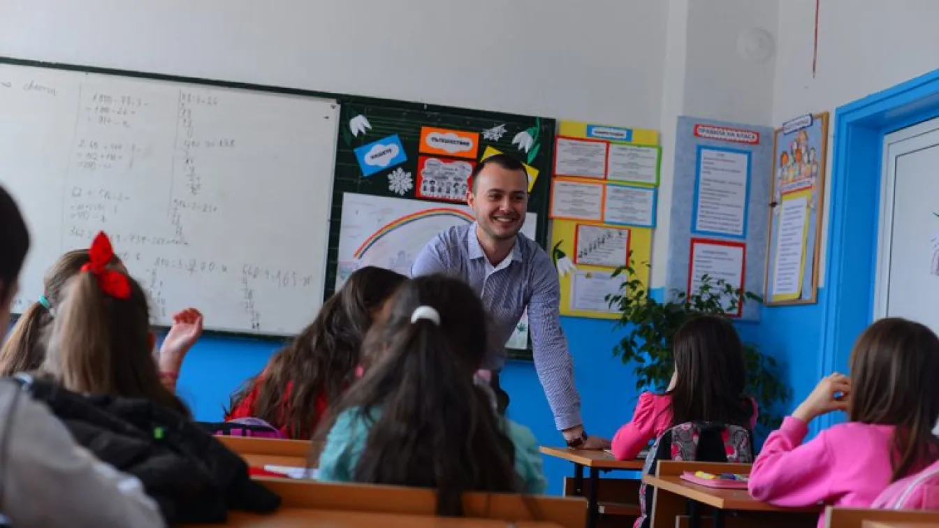 Как ще учат учениците в две от най-богатите страни в света?