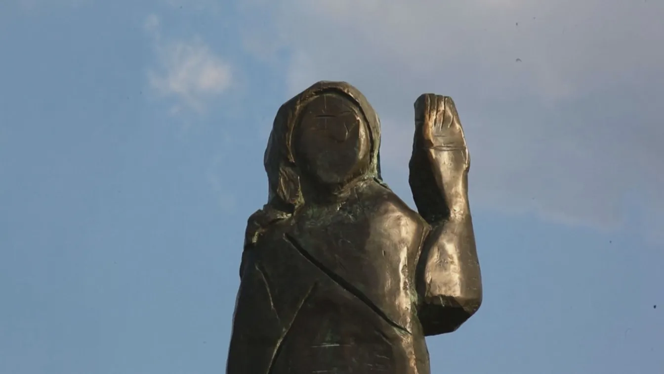 Мелания с бронзова статуя в Словения: Тя ще замени дървената, изгорена през юли (ВИДЕО)