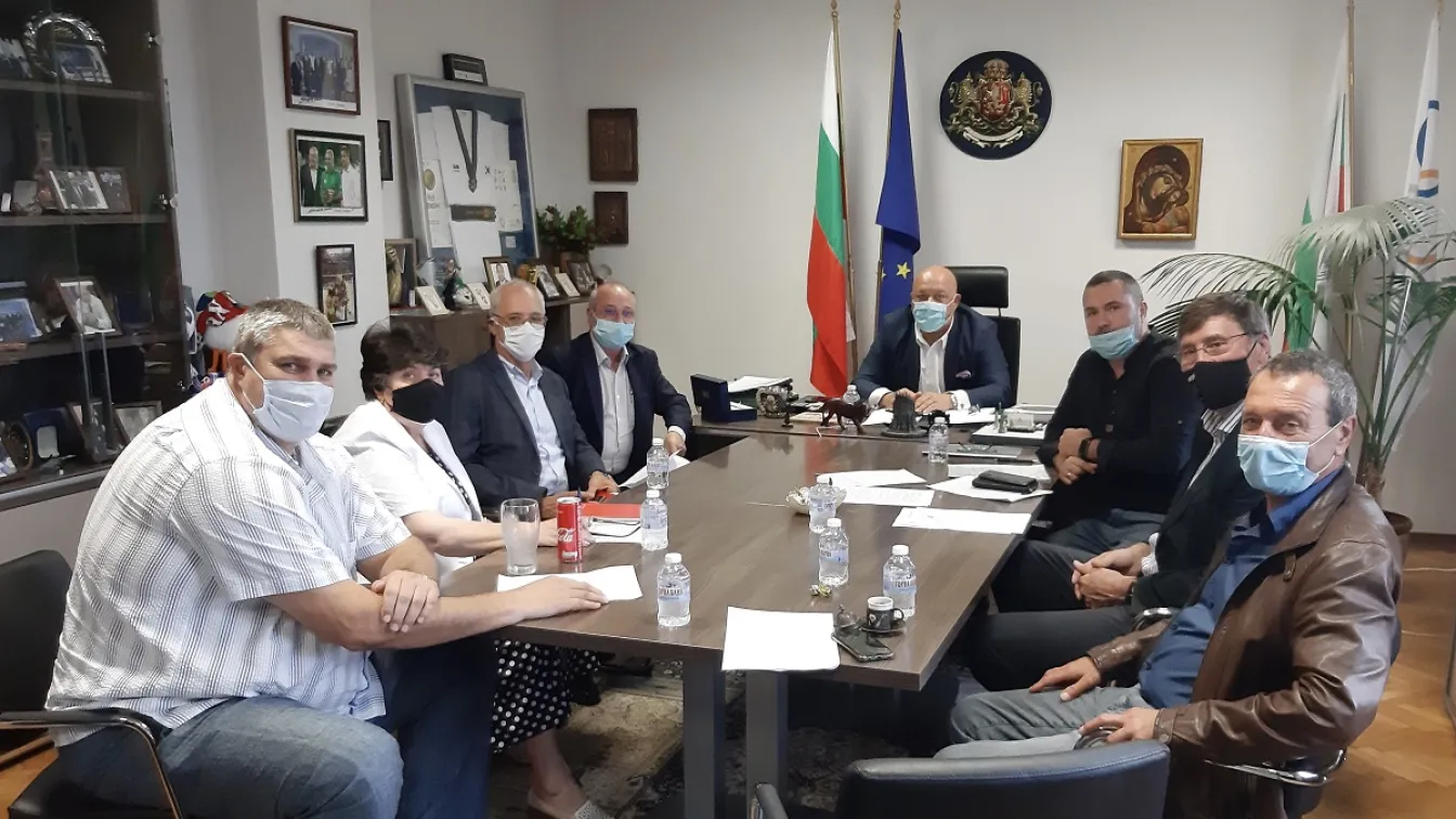 Държавата обмисля отваряне на залите за фенове от 1 октомври 