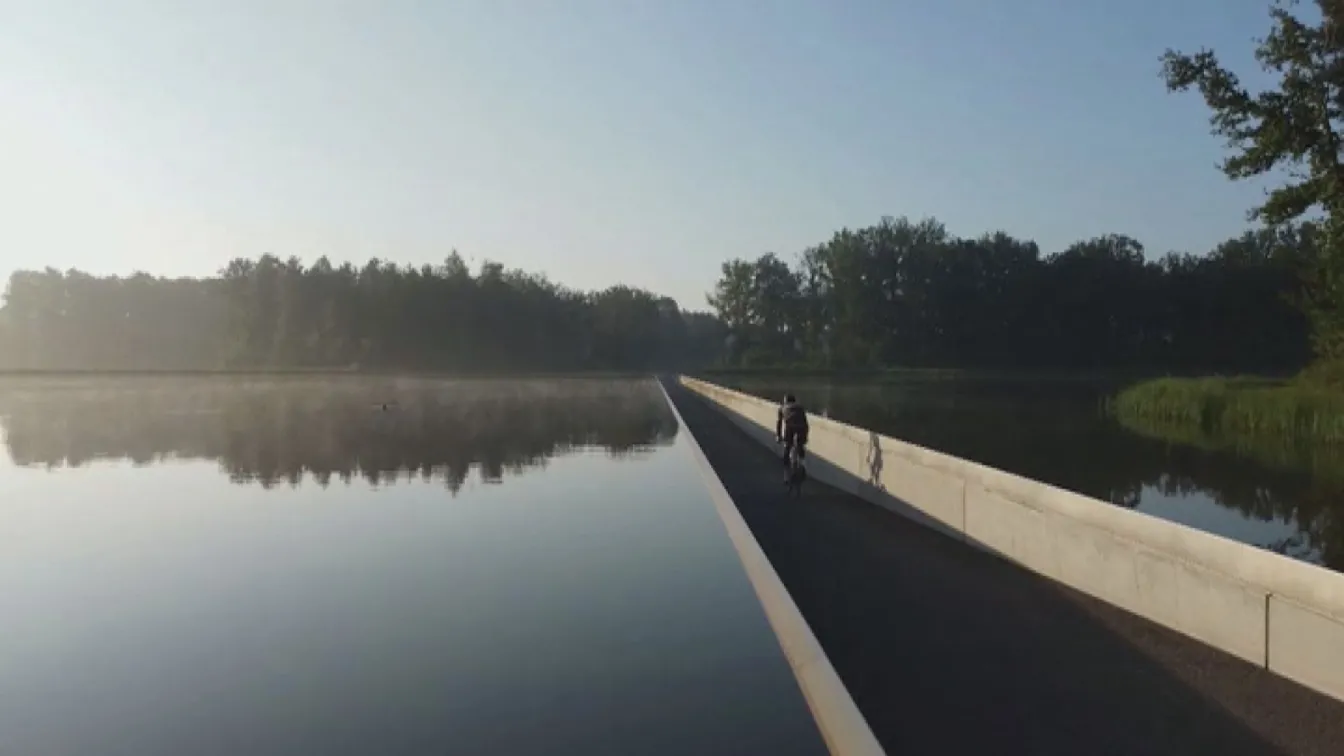 Да караш колело „под водата“ – Белгия изгради велоалея през езеро (ВИДЕО)