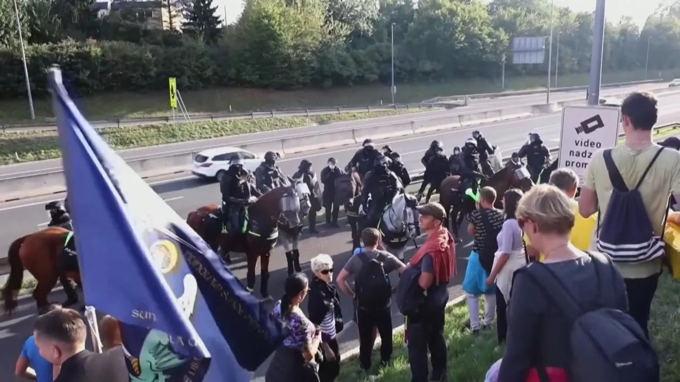 Водни оръдия срещу протестиращи срещу COVID мерките в Словения
