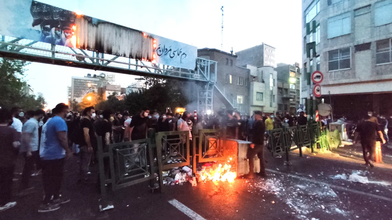 След смъртта на иранка при арест: Множество загинали при протести в Иран 