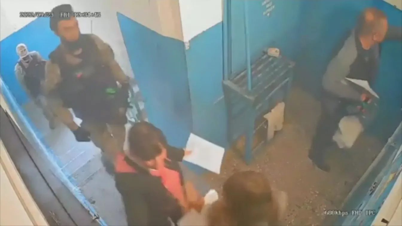 Референдумът в Донецк, Луганск и Херсон: Войници с автомати придружават мобилните комисии