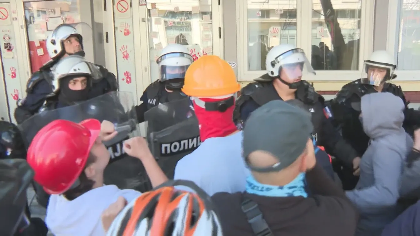 Ученици и студенти излязоха на протест в памет на жертвите в Нови Сад