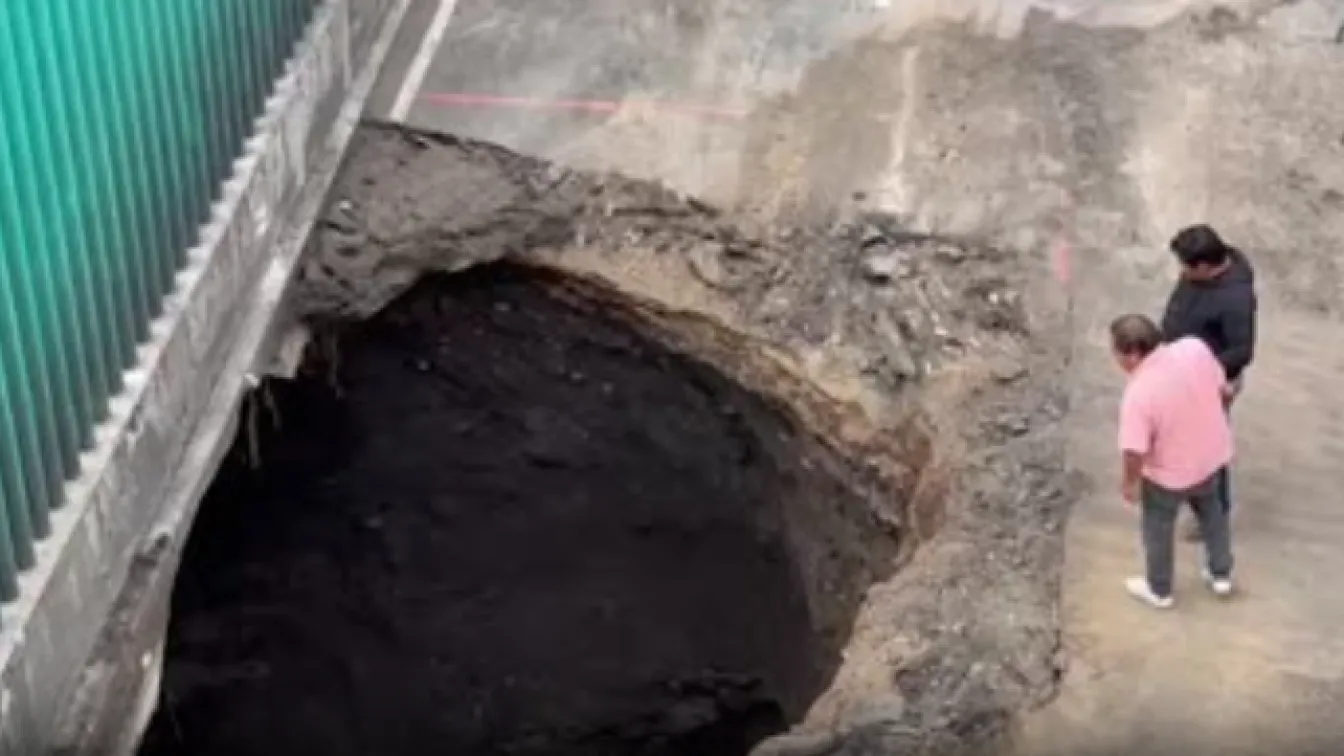 Транспортен хаос: Огромна дупка се отвори на път в Мексико (ВИДЕО)