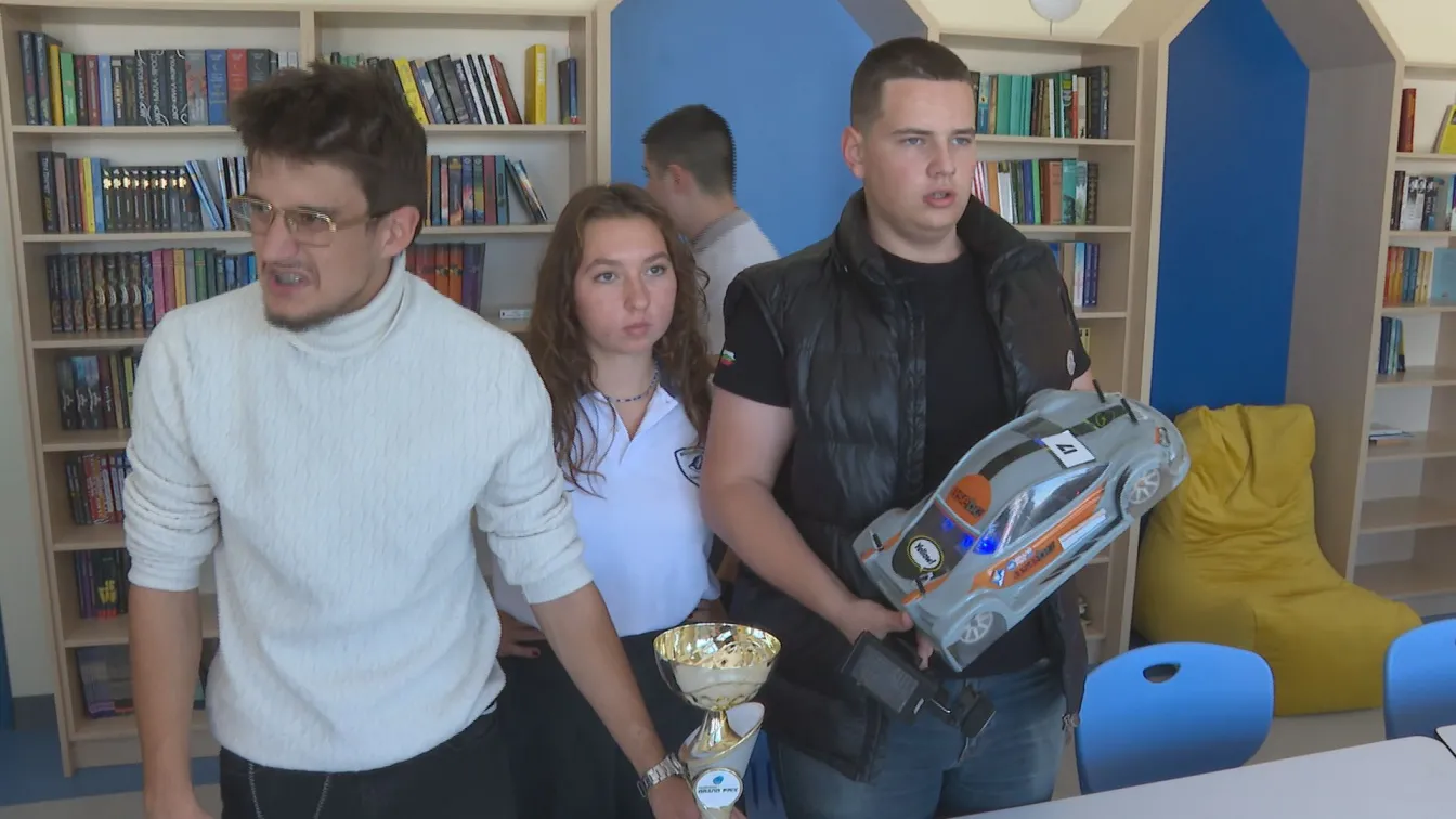 Наши ученици са световни шампиони в състезание с водородни колички, които сглобяват сами