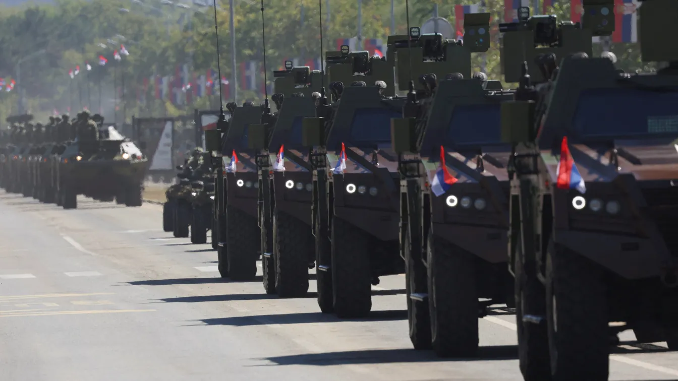 Мащабен военен парад в Белград: Какъв знак от властта и към кого?