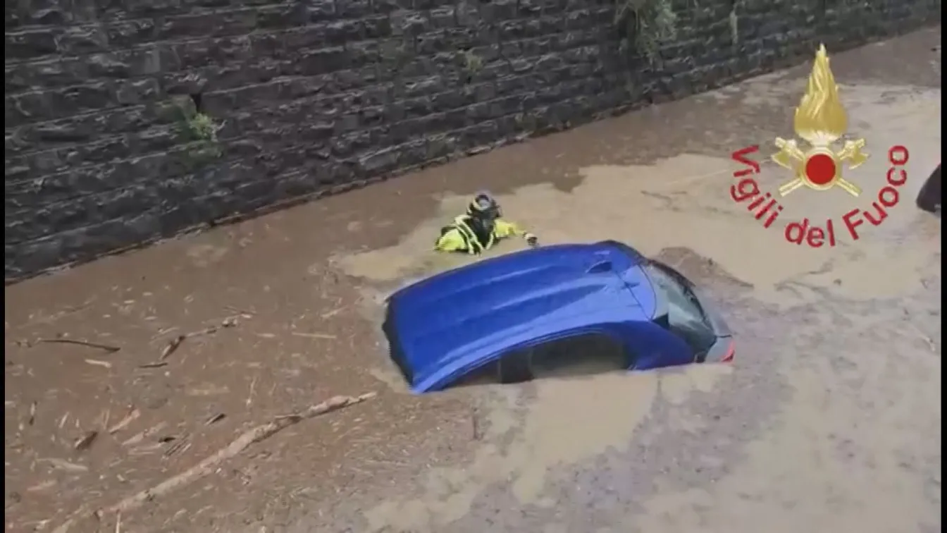 Наводнения и свлачища в Северна Италия, коли са под вода (ВИДЕО)