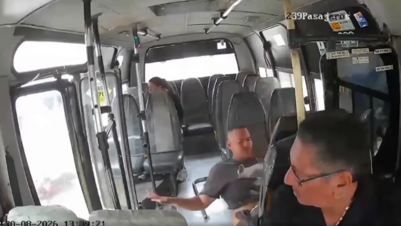 Моторист прелетя през отворената врата на автобус при жестока катастрофа и оцеля (ВИДЕО)