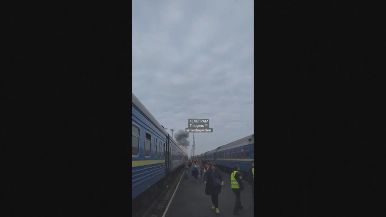 Моментът, в който руски дрон порази пътнически влак между Полша и Украйна (ВИДЕО)