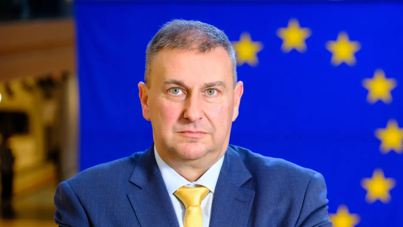 Емил Радев: Първо информирах Бойко Борисов за решението да подкрепя Йотова. Тя има качества на обединител на нацията