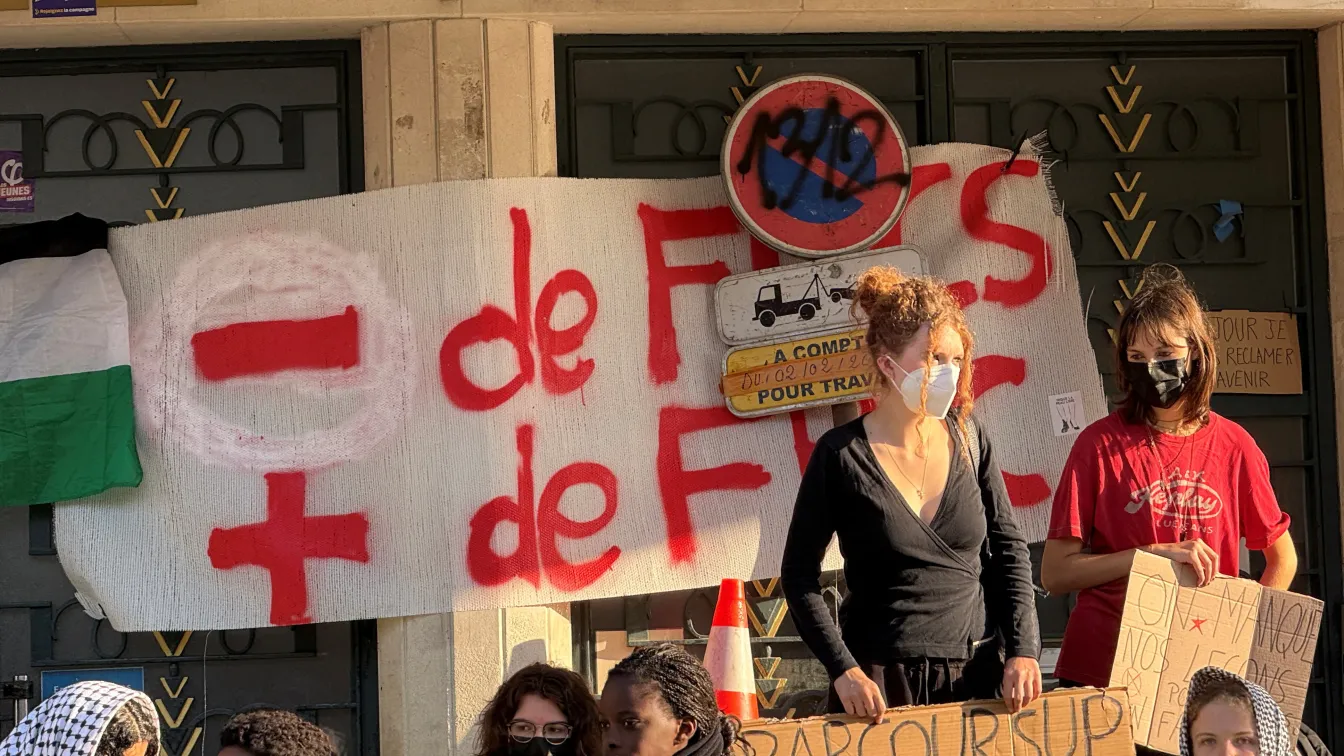 Франция в протестна вълна: Държавни служители стачкуват, ученици блокират гимназии